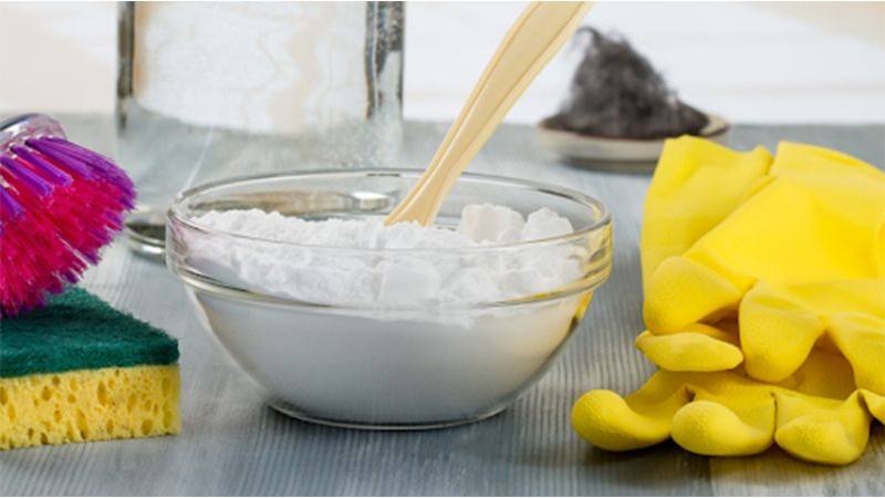 6. Mix 1 tablespoon (15 ml) of baking soda with 1 cup (250 ml) of boiling water. Sprinkle enough amount of baking soda powder to make a coat for terminals and the small area around the terminal as well.