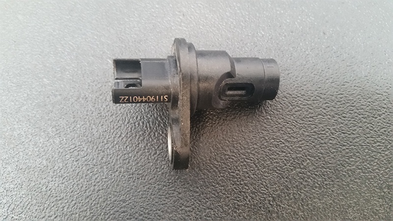 If the voltages are all correct at the crankshaft sensor connector, we can presume that the crankshaft sensor is defective. In this case, based on our oscilloscope pattern, it is internafally shorted to ground.