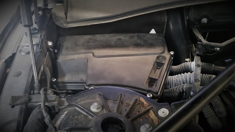 Slide the middle locking retainer towards the driver’s side of the vehicle (LHD), and then remove the two halves of the plenum cover.